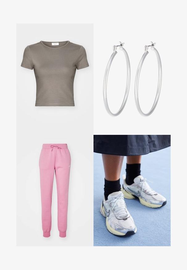 Kortærmet T-shirt med rund hals i taupe, lavet af glat bomuld. Har et tætsiddende design og fine sting langs kanten og ærmerne.; Lyserøde sweatpants med elastisk talje, snorelukning og ribbede manchetter. Har et lille hvidt logo på venstre lår.; Hvide og sølv Nike sneakers med mesh-stof, reflekterende detaljer og en beige sål. Bæres med sorte sokker og står på en blå overflade.; Sølvøreringe med et glat, blankt finish, minimalistisk design og en sikker lukning foroven.