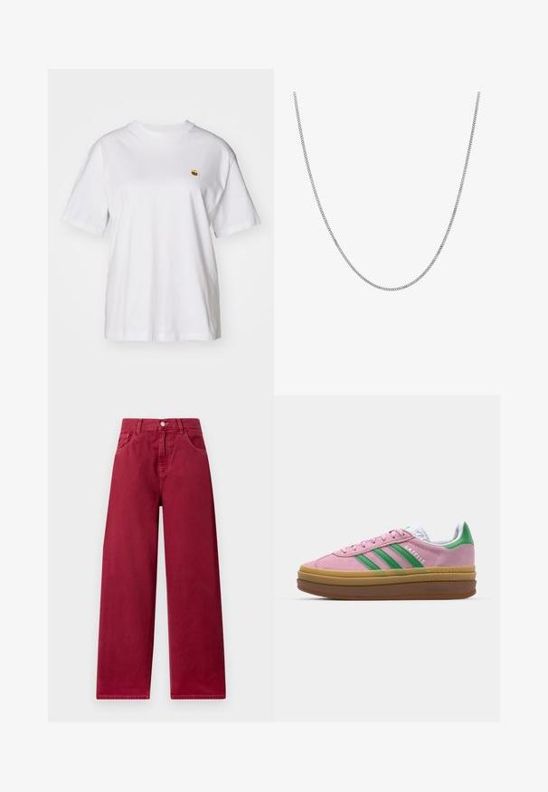 Witte katoenen t-shirt met een relaxte pasvorm, korte mouwen en een klein geborduurd logo op de linkerborst.; Brede broekspijpen in een diepe bordeaux kleur, gemaakt van stevig denim, met voorzakken en een knoopsluiting in de taille.; Roze suede sneakers met groene strepen, witte accenten en een bruine rubberen zool. Heeft een gestructureerde stof en logodetails aan de zijkant.; Zilveren ketting met een gladde, ronde platte schakelontwerp. Heeft een glanzende afwerking en heeft een lengte van ongeveer 20 inch.