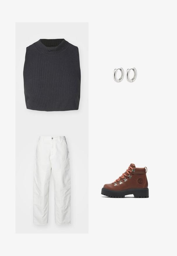 Afkortet ribbet top i mørk navy, med høj halsudskæring og et subtilt Nike-logo. Stoffet har en struktureret, strækbar overflade.; Hvide cargo-bukser lavet af denim, med en afslappet pasform, sidelommer og synlige syninger. Ensfarvet front med knaplukning.; Brune læder vandrestøvle med orange snørebånd, metaløjer og gummisål. Har en tekstureret overflade og et logo på siden.; Sølv hoops øreringe med en poleret finish, der har et cirkulært design og sømløse hængsler, hvilket giver en glat tekstur.