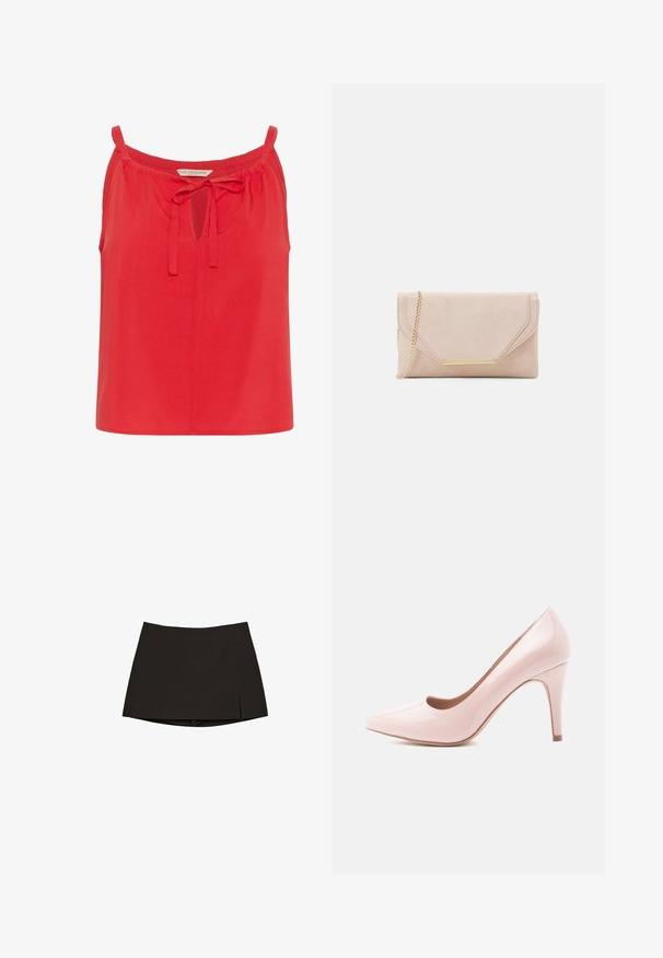 Červený top bez rukávů s klíčovým otvorem a zavázáním na krku. Vyroben z hladkého materiálu, s uvolněným střihem a bez dalších ozdob.; Černá mini sukně s rovnými liniemi a mírným bočním rozparkem. Vyrobena z hladké tkaniny, s čistým lemem a minimalistickým designem.; Růžové lakované lodičky na vysokém podpatku s špičatou špičkou a elegantním siluetou, s 10 centimetrů vysokým jehlovým podpatkem a hladkým povrchem.; Beige semišová kabelka s zlatým řetízkem a obdélníkovým kovovým detailem. Obsahuje klopu se sklápěcími okraji a švy.