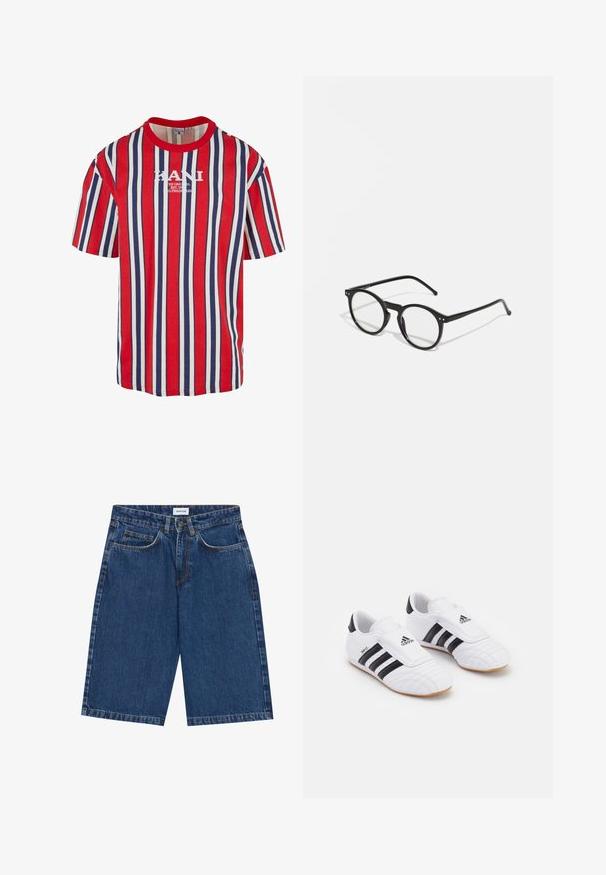 Röd, blå och vit randig t-shirt med kort ärm och rundat halsringning. Har KANI-logotypen i vitt i mitten. Tillverkad av bomull.; Jean shorts i mörkblått med femficksdesign, rak passform och synliga sömnadsdetaljer. Slät textur och midja i normalhöjd.; Vita idrottsskor i vitt med svarta ränder, med en mockaliknande yta, rund tå och en kardborreband. Gummisula för bra grepp.; Runda svarta solglasögon med klara linser, tunna svarta bågar och små metallakcenter på framsidan. Klassisk design med minimalistisk stil.