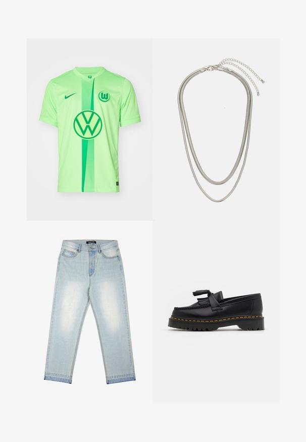 Maglia da calcio verde Nike con scollo a V, maniche corte, una striscia verticale a contrasto e il logo Volkswagen al centro.; Pegador BARROW - Jeans loose fit - sand washed blue; Mocassino in pelle nera con un'accento a frange, dotato di una suola nera spessa e cuciture gialle lungo il bordo. Finitura testurizzata.; Collana in metallo argentato a tre strati caratterizzata da catene sottili e flessibili con una leggera lucentezza, fissata con un gancio a molla e una catena regolabile.