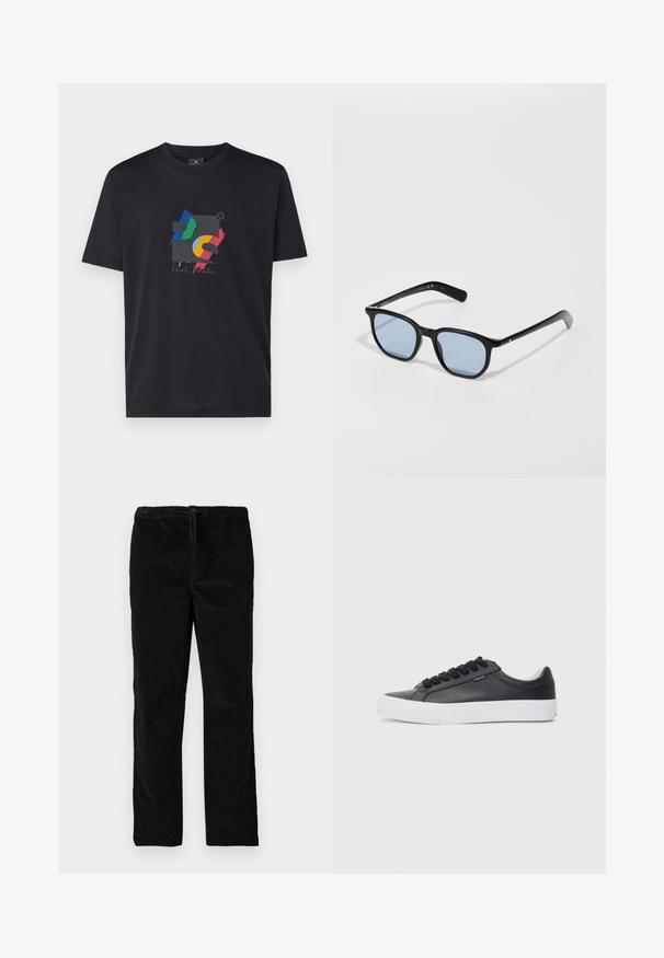 PS Paul Smith MENS SQUARE - Trükipildiga T-särk - blacks; Mustad sirgedega sametpüksid, millel on elastne vöökoht ja eesotsas nöör, esitatud ühevärvilise valge taustaga.; Must musta tennis shoe valge kummist tallaga, ümar varvas ja mustad paelad, millel on sile tekstuur ja minimalistlik disain.; Mustad mustalised prillid, millel on ristkülikukujulised raamid, helesinised objektiivid ja sile plastikkate. Omavad kitsaid käsi koos diskreetse logo detailiga.