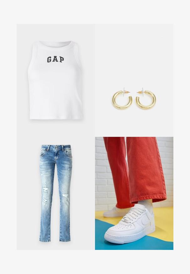 Bjela bezrukavna crop majica od rebraste tkanine s crnim "GAP" logotipom sprijeda. Okrugli izrez s čistim šavovima.; Svijetloplavi traperice s opuštenim krojem, s detaljima istrošenosti, dugmetom na zatvaranju s dva gumba i ravnim nogavicama.; Bijele kožne tenisice s perforiranim prednjim dijelom, teksturiranim đonom i bijelim vezicama, u kombinaciji s širokim crvenim hlačama i plavo-žutom pozadinom.; Zlatne kružne naušnice s glatkom, sjajnom završnom obradom. Kružni dizajn s malom potporom i prozirnom podlogom za sigurno nošenje.