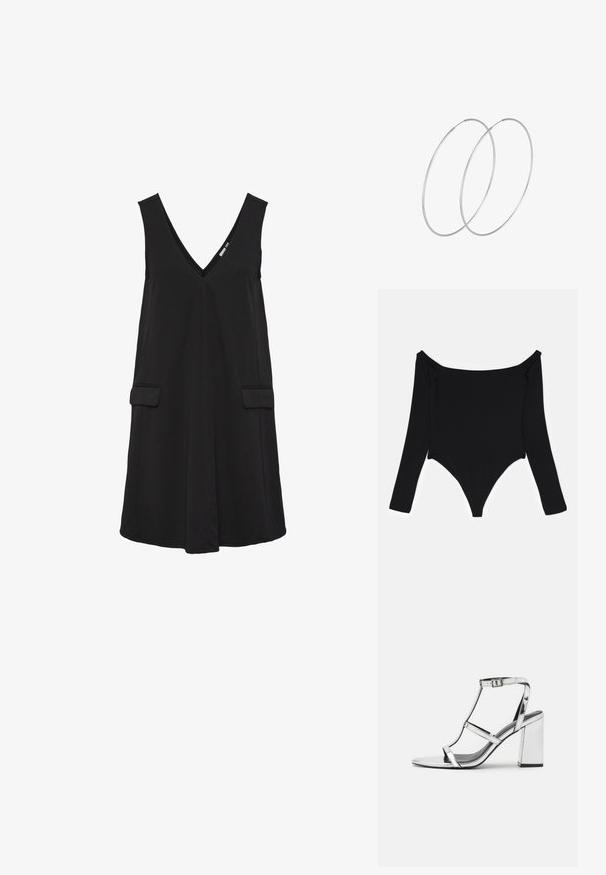 Čierny bodysuit s dlhým rukávom, ktorý má výstrih bez ramienok, hladkú textúru a dizajn s vysokým rozparkom v nohách s bočnými riaseniami.; Čierne bezrukávové šaty s výstrihom do V, prednými vreckami a A-liniovým strihom.; Strieborné metalické sandále na podpätku s dizajnom T-pásiky, nastaviteľnou prackou na členku a blokovým podpätkom, s hladkým, odrazovým povrchom.; Strieborné kruhové náušnice s minimalistickým dizajnom. Cirkulárny tvar, hladký povrch a tenký profil. Ľahké s lesklým povrchom.