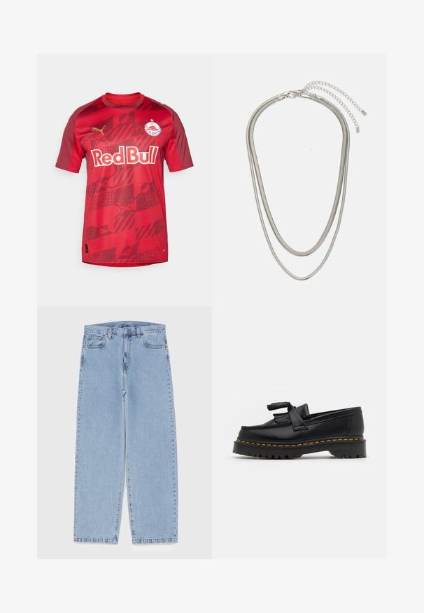 Maglia da football rossa con maniche corte, scollo tondo e un motivo a gradiente. Sul davanti è presente il logo "Red Bull", il simbolo della squadra e il logo oro di Puma.; Jeans in denim azzurro chiaro con design a gamba dritta, caratterizzati da una vita media, cinque tasche e chiusura con bottone e zip.; Mocassino in pelle nera con un'accento a frange, dotato di una suola nera spessa e cuciture gialle lungo il bordo. Finitura testurizzata.; Collana in metallo argentato a tre strati caratterizzata da catene sottili e flessibili con una leggera lucentezza, fissata con un gancio a molla e una catena regolabile.