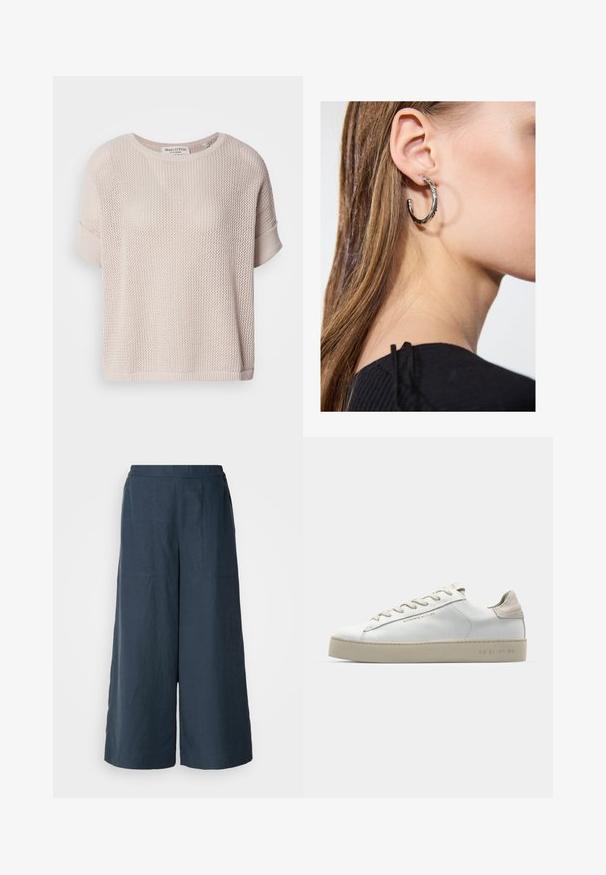 Hellbeige gestrickter Pullover mit lockerer Passform, rundem Halsausschnitt und kurzen, umgeschlagenen Ärmeln. Besitzt eine offene Webstruktur und einen gerippten Saum.; Weite Beinhosen in Marineblau, aus leichtem Stoff. Mit einer leicht strukturierten Oberfläche, elastischem Bund und Vordernähten.; Weiße Leder-Sneaker mit glatter Oberfläche, beigen Wildleder-Akzenten, runder Zehenpartie, flachem Schnürdesign und einer strukturierten Gummisohle.; Silberne Creolen mit polierter Oberfläche, die kleine goldene Akzentdetails und eine runde Form aufweisen, am Ohrläppchen getragen.