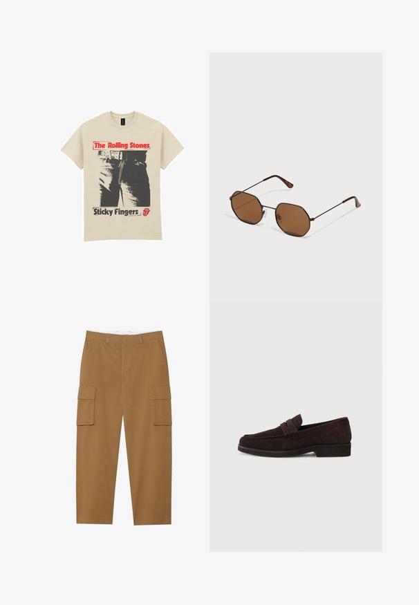 Béžové bavlněné tričko s grafickým designem džínů a zipu. Nápis "The Rolling Stones" je červený a "Sticky Fingers" černý.; Hnědé cargo kalhoty s dvěma bočními kapsami, plochým předním dílem a rovný střihem nohavic. Vyrobené z odolného materiálu s hladkou texturou.; Hnědé semišové mokasíny s nízkým profilem a kulatou špičkou. Mají dekorativní pásek přes horní část, plochou gumovou podrážku a žádné viditelné švy.; Hnědé osméhranné sluneční brýle s tenkými temnými kovovými rámy, nastavitelnými nosními podložkami a hnědými tónovanými skly; sp temples mají oranžový akcent.