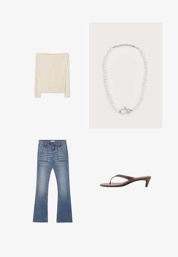 Langärmliges, off-white Oberteil aus weichem Stoff mit lockerer Passform, mit einem offenen Rundhalsausschnitt und tiefen Schulternähten.; Even&Odd Jeans Bootcut - blue denim; Braune, mit Absatz versehene Flip-Flop-Sandale mit einem schmalen Riemen und abgerundetem Zehensteg, der ein kleines goldfarbenes Akzent auf dem Fußbett aufweist.; Weiße Perlenkette mit unterschiedlichen Formen und Größen, ausgestattet mit einem silbernen Toggle-Verschluss. Glatte Textur mit glänzender Oberfläche.