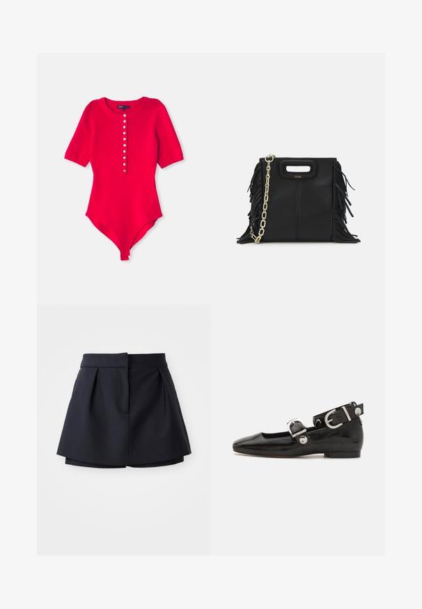 Body rojo de canalé con escote redondo, mangas cortas y una fila de seis botones blancos en el frente. Tejido suave y elástico.; Pantalones cortos de marina con pliegues y cintura alta, fabricados con tejido suave. Presentan un diseño ajustado y un bolsillo delantero oculto.; Zapato plano de charol negro con punta cuadrada, correa de tobillo con herrajes de plata y suela plana. Textura suave con diseño minimalista.; Bolso de mano de cuero negro con detalles de flecos, correa de cadena dorada para el hombro y un asa con corte. Presenta una colocación del logotipo en la parte frontal.