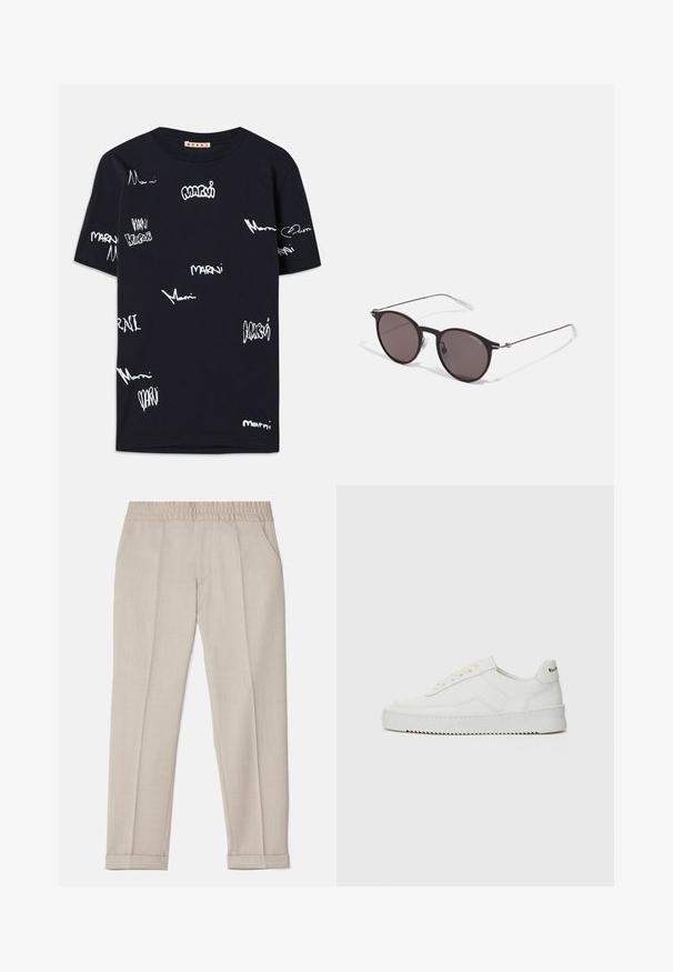 Juodas trumpas rankovėmis marškinėliai su išsibarsčiusiais baltais tekstais, logotipų dizainais ir įvairiomis rankraščio stilomis ant audinio.; Filippa K TERRY CROPPED TROUSERS - Kelnės - sage melange; Balti odiniai sportiniai bateliai su lygia apdaila, apvaliu pirštu, plokščiais raišteliais ir tekstūruotu padu. Pasižymi subtiliu logotipu ant kulno.; Juodos apvalios saulės akinių su tamsiais lęšiais ir plonomis metalinėmis šakomis. Įtraukti skaidrūs šventyklų galai ir sidabriniai akcentai vyrio srityje. Minimalistinis dizainas.