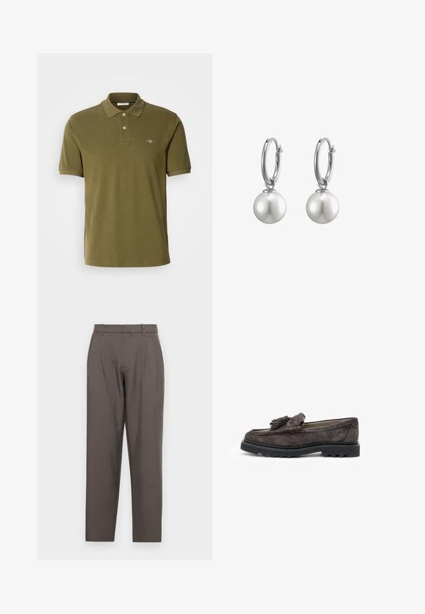 Olivgrünes Poloshirt aus Baumwolle mit einer Knopfleiste mit drei Knöpfen, kurzen Ärmeln und einem gestickten Logo auf der linken Brust.; Jack & Jones JPSTBILL JJDAYTONA WIDE - Stoffhose - pavement; Dunkelgraue Wildlederslipper mit einem Quastenelement an der Vorderseite, flacher Gummisohle und kontrastierenden Nähten entlang der Kante.; Silberne Creolen mit großen, runden, weißen Perlen. Das Design bietet eine glatte Textur und einen sicheren Verschluss zur Befestigung.