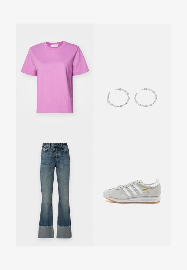 Koszulka z krótkim rękawem i okrągłym dekoltem w jednolitym, jasnoróżowym kolorze, wykonana z bawełny, o gładkiej fakturze i prostym kroju. Prosty design, bez dodatkowych akcentów.; Dżinsy typu dzwony w średnim niebieskim kolorze, z wysokim stanem, pięcioma guzikami i postrzępionym dołem. Posiadają jaśniejsze mankiety na dole i wyblakłą fakturę.; Jasnoszare sneakersy wykonane z zamszu i siateczki, z trzema białymi paskami, okrągłym noskiem i gumową podeszwą. Złoty akcent logo w pobliżu sznurowadeł.; Srebrne kolczyki w kształcie obręczy z skręconym wzorem, z polerowanym wykończeniem i zapięciem na sztyft. Mają średnicę około 3 cm.