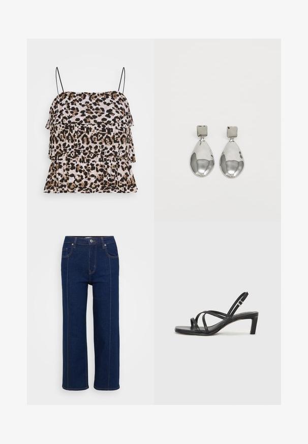 Leopardmønstret tanktop med et tiered flæse-design. Sorte spaghetti-stropper. Blødt, tekstureret stof i nuancer af beige, brune og sorte.; Mørkeblå rette jeans med knappelukking, front- og baklommer, og synlig oransjefargede sømmer langs sømmene.; Sorte sandaler med stropper, firkantet tå og lav blokk hæl. Har flere tynne stropper og en justerbar ankelstropp. Laget av glatt lær.; Sølv dråpeøreringer med firkantet studs, med en glatt, polert overflate og en tåreformet design som reflekterer lys med en blank overflate.