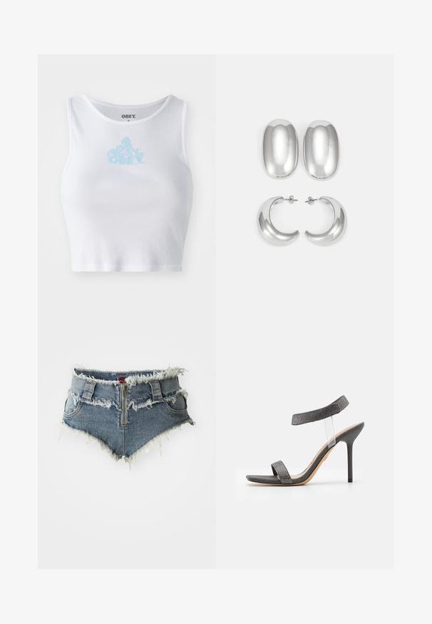 Cropped top bianco a costine con scollatura tonda e logo "OBEY" azzurro chiaro centrato sul petto. Tessuto liscio e design aderente.; Shorts in denim con orlo sfrangiato, vita alta, chiusura frontale con zip e due tasche anteriori. Il materiale è un denim blu sbiadito con dettagli strappati.; Sandal in pelle nera con tacco a stiletto, cinturino trasparente, tomaia strutturata e tacco sottile. Presenta una larga fascia frontale e accenti luccicanti.; Set di orecchini argento: due orecchini a bottone ovali e due orecchini a cerchio a forma di mezzaluna, caratterizzati da una finitura lucida e liscia e un design arrotondato.