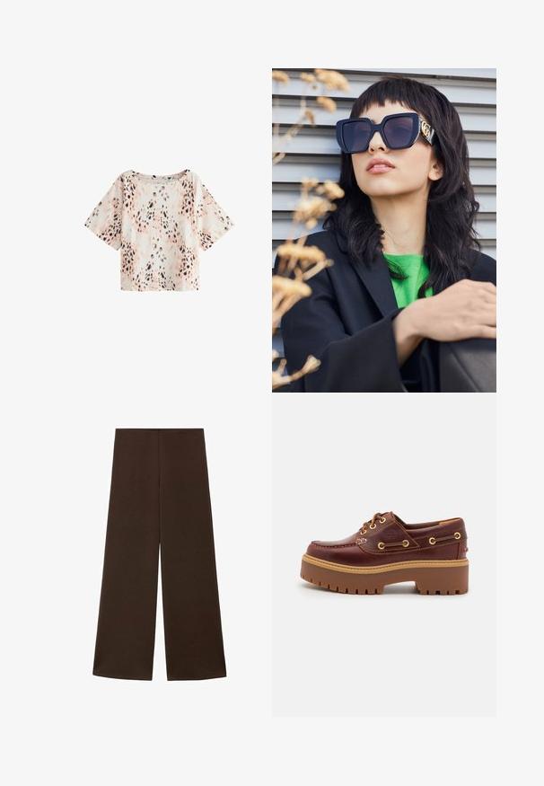 Tko krátkým rukávem v jemných pastelových barvách, s leopardím vzorem v černé a hnědé. Měkká látka, volný střih a široký výstřih.; Kalhoty s širokými nohavicemi vyrobené z hladkého tmavě hnědého materiálu. Mají vysoký pas a minimalistický design bez ozdob.; Hnědé kožené boty na lodi s robustní hnědou gumovou podrážkou, zlatými očky a kontrastním prošíváním. Na boku se nachází logo.; Příliš velké černé sluneční brýle s tlustým rámem a zlatým akcentem, nošené s černým sako a jasně zelenou košilí, na horizontálním pozadí.