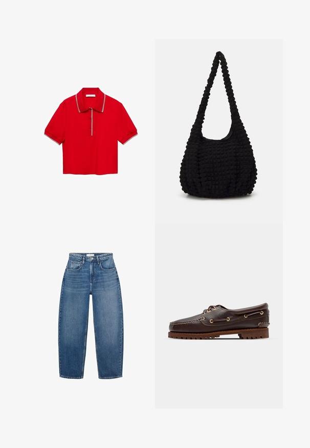 Červené polo tričko vyrobené z jemné látky, s límečkem, krátkým rukávem, zapínáním na tři knoflíky a kontrastním pruhovaným lemem.; Džíny z modré denimu s vysokým pasem a rovnými nohavicemi, vybavené pěti kapsami, poutky na opasek a jemným vyblednutím pro přidanou texturu.; Hnědé kožené lodní boty se zlatými očky, kulatými tkaničkami a texturovanou hnědou gumovou podrážkou. Obsahují zašitý detail a vyvýšené logo.; Černá texturovaná látková taška s jedním stočeným popruhem, s nadýchaným tvarem a nařaseným povrchem.