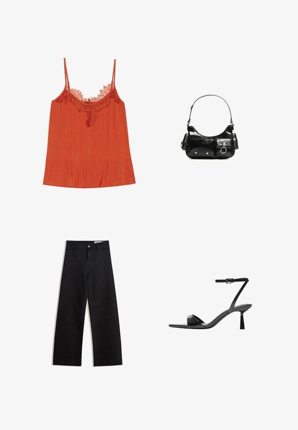 Pomarańczowa bluzka na ramiączkach z cienkimi paskami, z koronkowym wykończeniem dekoltu oraz plisowanym wzorem na całej tkaninie.; Czarne dżinsowe spodnie o szerokich nogawkach i wysokim stanie, z przednimi i tylnymi kieszeniami, przeszyciami oraz zapięciem na guziki. Gładka struktura.; Bershka - Sandały na obcasie; Czarna torebka z lakierowanej skóry o zaokrąglonym kształcie, z jednym paskiem na ramię, przednimi kieszeniami i akcentami w kolorze srebrnym.