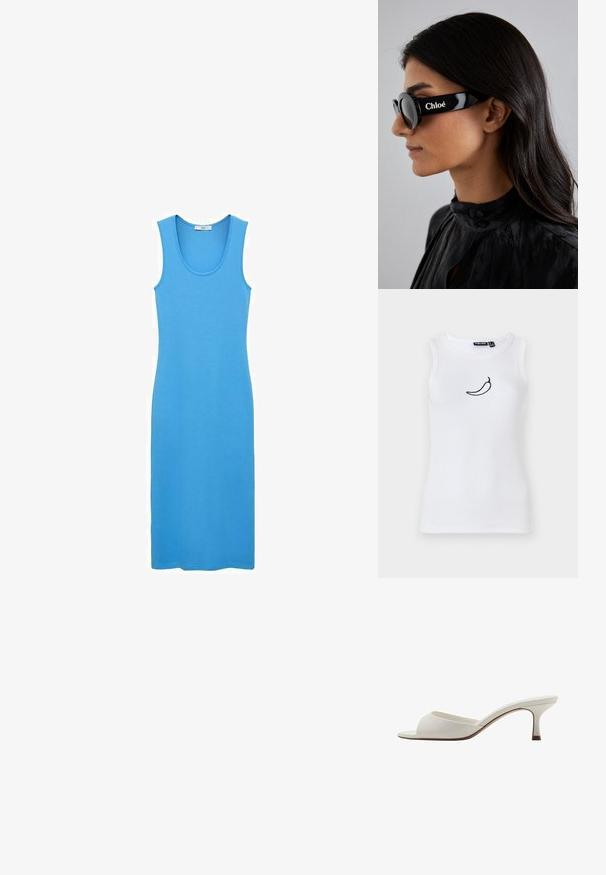 Bela rebrasta majica na bretele z značilnim črnim vezenjem čilija na prednjem delu. Narejena je iz mehkega in raztegljivega materiala.; Modra obleka brez rokavov iz gladkega, raztegljivega materiala, s krojenjem na dno in z golejšim izrezom. Brez vidnih vzorcev ali dodatkov.; Bele odprte visoke petke z gladko površino, minimalističnim oblikovanjem in vitko peto, ki ima subtilen rjav odtenek na podplatu.; Črne sončna očala z okroglimi lečami in drzno, kotasto okvirje, na katerem je na strani belo napisano blagovno znamko "Chloé". Gladek, sijajen zaključek.; Krožna ura iz nerjavečega jekla s srebrno in zlato kovinsko povezavo. Bela številčnica ima zlate akcentne in bezel, okrašen s kristali.