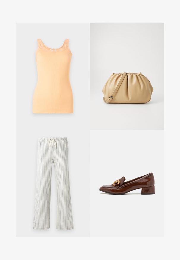Top a canottiera in pesca con dettaglio in pizzo lungo il collo a barca e le spalline, caratterizzato da una silhouette aderente e un tessuto leggero.; Pantaloni bianchi con coulisse, caratterizzati da sottili righe verticali blu e una vita elastica, mostrati frontalmente su uno sfondo neutro.; Mocassini in pelle marrone con finitura lucida, caratterizzati da una fibbia dorata decorativa sulla parte anteriore e un tacco basso a blocco. Design classico.; Borsa a tracolla in pelle color cuoio con design plissettato, tracolla regolabile e forma arrotondata. Branding minimalista sulla superficie frontale.