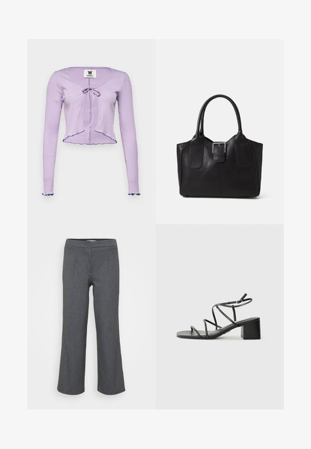 Fialová rebrovaná blúzka s dlhým rukávom a výstrihom do V, s predným viazaním a volánovým okrajom a manžetami zvýraznenými tmavomodrým lemovaním.; Sivé, strihnuté nohavice s plochým pásom, jedným guľovým zapínaním a širokým strihom. Hladká textúra s jemným tkaným vzorom.; Čierne sandále na opätku so štvorcovou špičkou a masívnym opätkom, vyrobené z hladkého materiálu. Obsahujú nastaviteľné remienky okolo členka a minimálny hardware.; Čierna kožená taška s hladkou textúrou, štruktúrovaným tvarom, dvoma uchami a výrazným strieborným prackovým detailom na prednej strane.