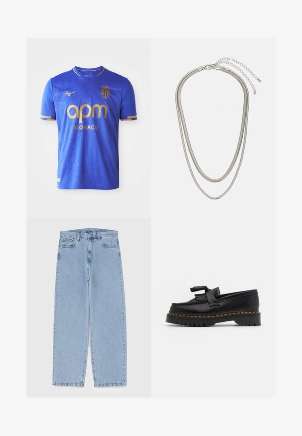 Maglietta da calcio blu con un motivo testurizzato, accenti dorati, collo a giro, maniche corte e un logo sulla parte sinistra del petto.; Jeans in denim azzurro chiaro con design a gamba dritta, caratterizzati da una vita media, cinque tasche e chiusura con bottone e zip.; Mocassino in pelle nera con un'accento a frange, dotato di una suola nera spessa e cuciture gialle lungo il bordo. Finitura testurizzata.; Collana in metallo argentato a tre strati caratterizzata da catene sottili e flessibili con una leggera lucentezza, fissata con un gancio a molla e una catena regolabile.