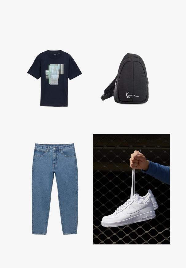Mørkeblå bomulds T-shirt med lagdelt grafisk design, der har teksten "PRESS >>> PLAY" og mærkenavnet "TOM TAILOR" i hvid. Korte ærmer.; Blå denimjeans med lige ben, fem lommer og lynlås. Har synlige syninger og en falmet tekstur.; Hvide lædersneakers med perforeringer, rund tå, flad sål og tykke snørebånd, med et synligt swoosh-logo og "AIR" på hælen.; Sort stof sling rygsæk med en glat overflade, som har en buet design, lynlåslomme og et hvidt logo på forsiden.