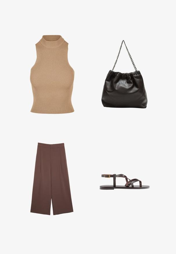 Hladký pletený bezrukávový top v béžové barvě, s vysokým stojáčkem a obepínajícím střihem, zdůrazňující texturu a štíhlou siluetu.; Hnědé široké kalhoty s hladkou texturou, vysokým pasem a předními záhyby. Materiál je lehký a volně splývá.; Hnědé kožené sandály s kříženými pásky, uzavřením na přezku u kotníku a plochou podrážkou s minimem švů.; Hnědá kožená taška se sbíraným vrškem a řetízkovým popruhem. Hladký povrch s lesklým finišem a jemným švem na bocích.
