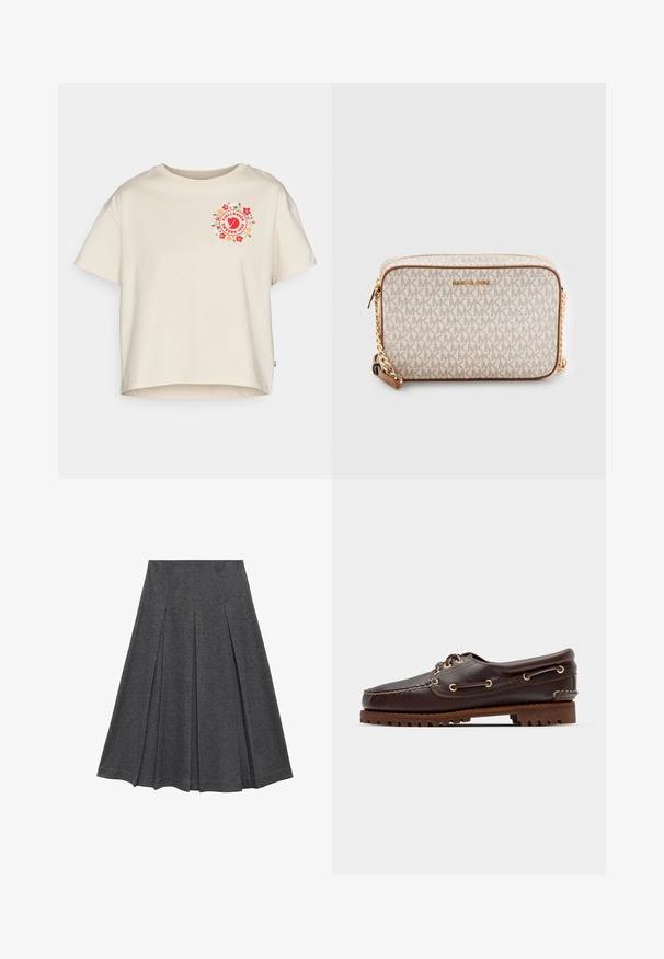 Krémové bavlněné tričko s krátkým rukávem, na přední straně s kulatým květinovým logem v červené a zelené barvě, s kulatým výstřihem.; Šedá plisovaná sukně s rozšířeným tvarem, vyrobená z měkké látky. Disponuje vertikálními plisováními a hladkým pasem pro přiléhavý vzhled.; Hnědé kožené lodní boty se zlatými očky, kulatými tkaničkami a texturovanou hnědou gumovou podrážkou. Obsahují zašitý detail a vyvýšené logo.; Krémová křížová taška vyrobená z plátna s opakujícím se vzorem loga MK, zlatými kovovými doplňky a řetízkovým popruhem. Obsahuje zipové zapínání a kožené akcenty.