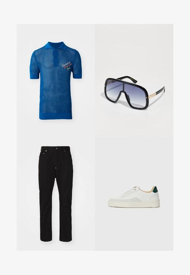 Blå strikket polo-shirt med mesh-design, med korte ærmer, en struktureret krave, og et farverigt broderet logo på fronten.; Sorte bomuldsbukser med lige pasform, knaplukning, fem-lomme design og subtil tekstur. Ingen synlige dekorationer eller mønstre.; Hvide sneakers med ruskindsdetaljer, rund tå, flade snørebånd og en cremet gummisål. Har grøn branding på hælen.; Overdimensionerede sorte solbriller med gradient lilla linse, blank finish og guld accenter på stængerne. Rektangulær rammeform.