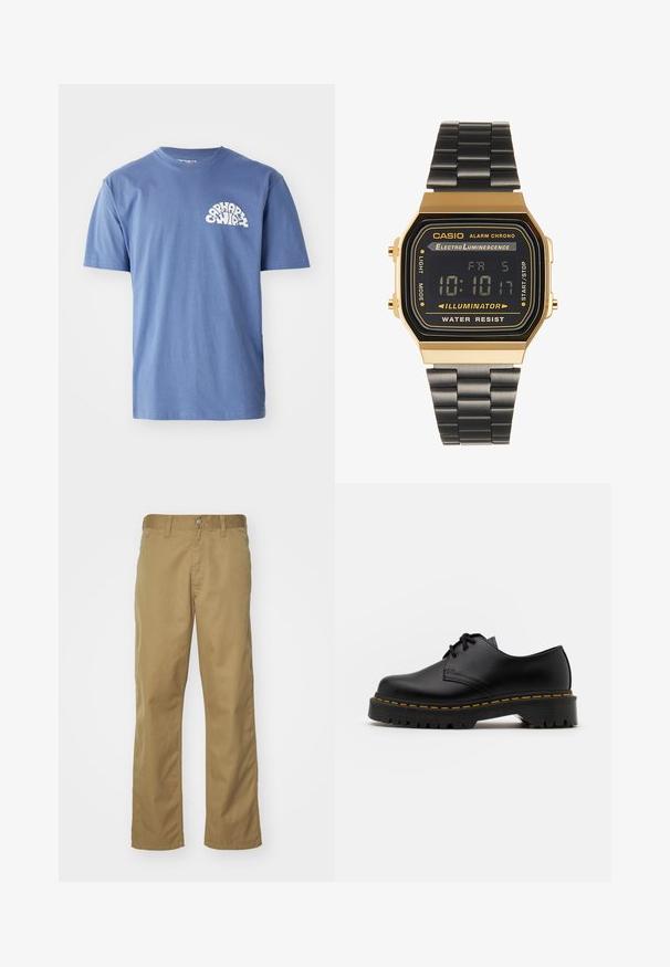 Modrá bavlněná tričko s kulatým bílým potiskem na levém prsu. Standardní kulatý výstřih, krátké rukávy a volný střih.; Khaki chinos s rovnými nohavicemi, vyrobené z hladké bavlněné tkaniny. Obsahují přední knoflíkovou légu a boční kapsy.; Černá kůže šněrovací boty s kulatou špičkou, texturovanou gumovou podrážkou a žlutým prošíváním kolem základny. Plný design a hladký povrch.; Digitální náramkové hodinky se zlatým obdélníkovým pouzdrem, černým LCD displejem a černým kovovým páskem. Obsahují funkci budíku a odolnost proti vodě.