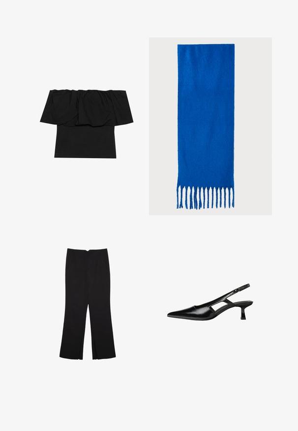 Schwarzes Off-Shoulder-Oberteil mit gerafftem Stoff am Ausschnitt, einer taillierten Passform am Körper und kurzen Ärmeln. Weiches, glattes Material.; Schwarze Hose mit geradem Schnitt, ausgestattet mit Fronttaschen und Seitenschlitzen am Saum. Hergestellt aus weichem, glattem Stoff. Geeignet für verschiedene Anlässe.; Schwarze Lackleder-Slingback-High Heels mit spitzer Zehenform, ausgeschnittenem Seitendesign und kleinem Blockabsatz. Glatte Textur mit minimalen Akzenten.; Blauer gefranster Schal aus weichem Stoff; hat eine einfarbige Oberfläche mit strukturierter Textur und gleichmäßig geschnittenem Fransen am unteren Ende.