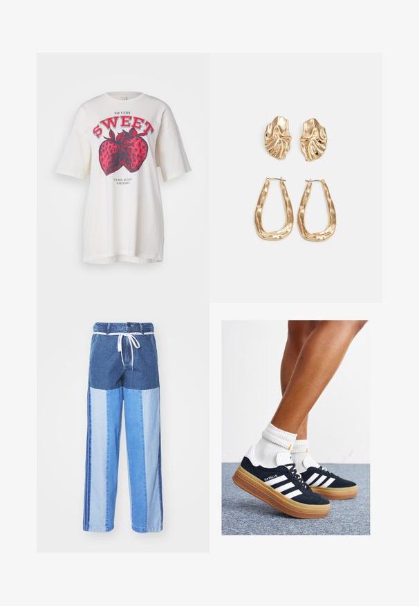 T-shirt bianca in cotone con una grande grafica di una fragola rossa e la scritta "COSÌ DOLCE". Vestibilità casual, maniche corte e scollatura tonda.; Pantaloni in denim blu con un design a patchwork in diverse sfumature di blu, vita con cordoncino e gambe ampie e dritte.; Sneakers in pelle scamosciata nera con strisce e dettagli bianchi, punta arrotondata, suola in gomma color gomme, abbinate a calzini bianchi a coste alla caviglia.; Orecchini in tono oro caratterizzati da forme ondulate eTexture. Comprendono chiusure clip-on scultoree e un design a cerchio aperto con finitura martellata.
