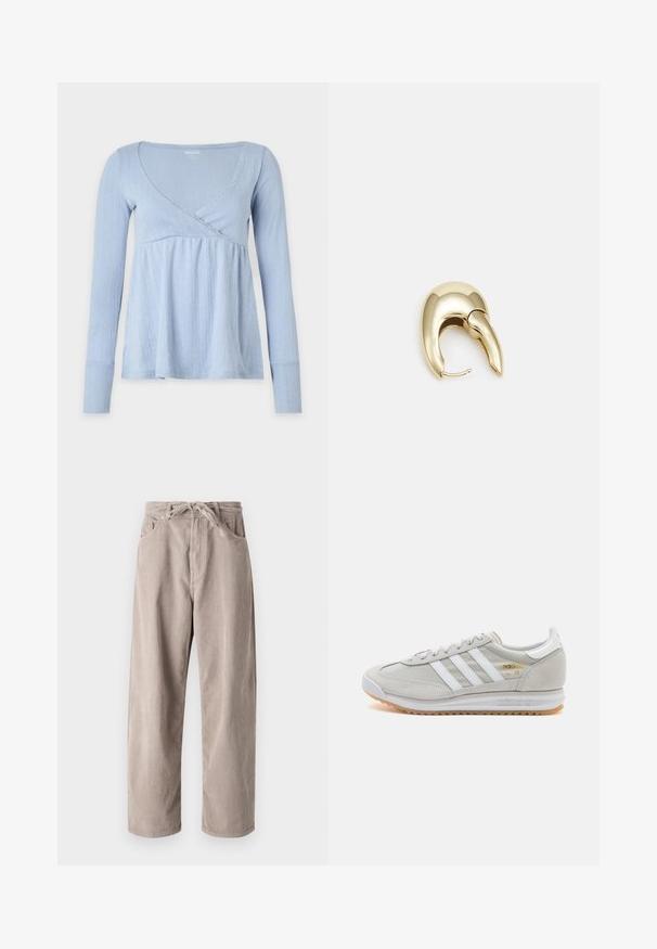 Svijetloplavi dugi rukav majica izrađena od rebrastog materijala, s V-izrezom i proširenim dijelom s suptilnim detaljima šavova.; Bež ženske hlače od kordura u slobodnom kroju, s elastičnim pojasom, dva prednja džepa i vertikalnom rebrastom teksturom.; Svijetlosivi tenisice od antilopa i mrežice, s tri bijele pruge, okruglim vrhom i gumenom potplatom. Zlatni logo akcent blizu vezica.; Zlatne metalne naušnice s elegantnim, zakrivljenim dizajnom. Imaju karakterističan šiljast oblik, poliranu površinu i zatvaranje na šarku.