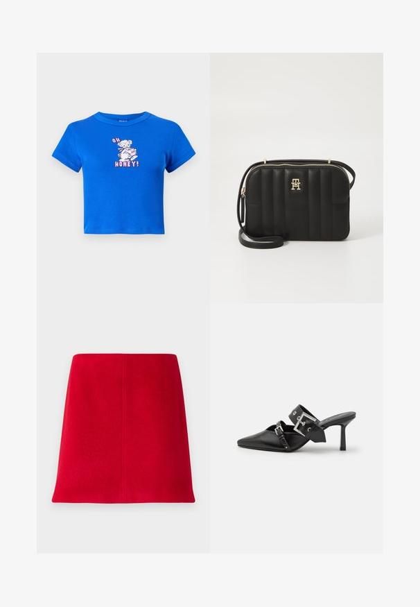 Blå cropped t-shirt lavet af bomuld, med et frontgrafik af en bjørn og teksten "OH HONEY!" i pink. Korte ærmer og rund halsudskæring.; Rød mini nederdel lavet af struktureret stof med lige snit. Designet har en sømløs front og rene linjer uden udsmykninger.; Sorte højhælede mules med spids tå, lavet af glat læder. Har et bredt ankelrem med en firkantet sølv spænde og nitter.; Sort quiltet crossbody taske lavet af syntetisk materiale med hardware i guldtoner, med lynlås lukning og logo detalje på forsiden.