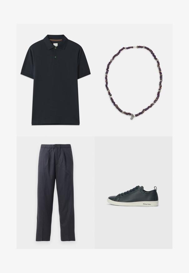 Námořnická polo tričko s krátkými rukávy, límečkem, zapínáním na tři knoflíky a malým zeleným vyšitým detaily na hrudi.; Tmavě modré kalhoty vyrobené z měkké látky s designem s sklady vpředu a elastickým pasem. Obsahují zapínání na knoflík a rovný střih nohou.; Tmavě námořnické kožené tenisky s hladkým povrchem, zaoblenou špičkou, šesti očky na šněrování a kontrastní bílou gumovou podrážkou. Obsahují značení na boku.; Náhrdelník z barevných korálků s tmavě modrými, červenými a žlutými korálky, proložený stříbrnými akcenty a visícím přívěskem.