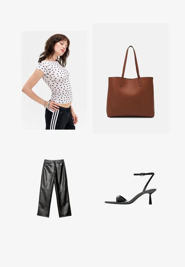 Hvid kortærmet t-shirt med navy polka dots, tætsiddende design, rund udskæring og diskrete sidesømme. Bæres med sorte træningsbukser.; Sorte læder wide-leg bukser med en glat tekstur, fem-lomme design og syninger langs benene og taljebåndet.; Bershka Højhælede sandaletter / Højhælede sandaler - black; Brun læder tote taske med en glat overflade, åben topdesign og to skulderremme. Har minimal syning og ingen synlig hardware.