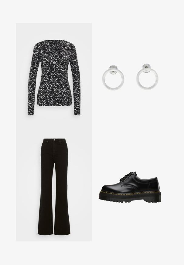 Zwarte longsleeve top met een wit irregulair stippenpatroon. Heeft een gerimpeld ontwerp met textuurstof, een getailleerde pasvorm en een ronde hals.; Hoge taille zwarte flared jeans van denim, met een knoopsluiting, zijzakken en een gladde textuur.; Zwarte leren veterschoen met een dikke, getande zwarte rubberen zool en gele stiksels langs de rand, met een gladde afwerking.; Zilveren metalen ringoorbellen met een geborstelde textuur, met een ronde vorm en een transparante bevestiging voor een veilige draagwijze.