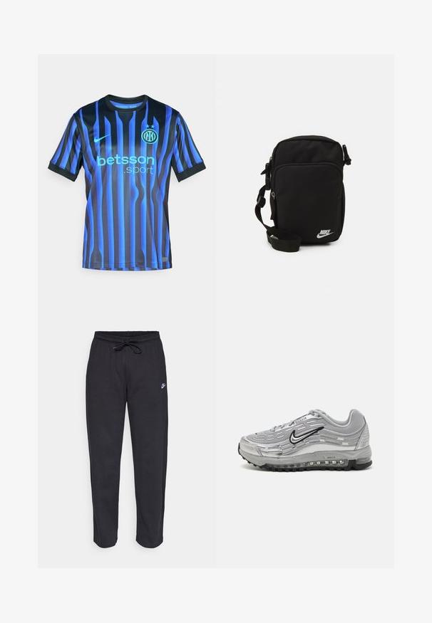 Blauw en zwart gestreept voetbalshirt met korte mouwen. Het shirt heeft een ronde hals, het Nike-logo en de tekst "betsson.sport" in lichtblauw.; Zwarte sweatpants van zacht stof met een elastische tailleband, trekkoord en een klein Nike-logo op de linker bovenbeen.; Grijze Nike Air Max sneakers met een bovenwerk van gaas en synthetisch materiaal, golfachtig ontwerp, zwarte accenten en een zichtbare luchtkussening.; Zwarte nylon schoudertas met een verstelbare strap, ritscompartimenten en een wit Nike-logo aan de voorkant. Soepele textuur, rechthoekige vorm.