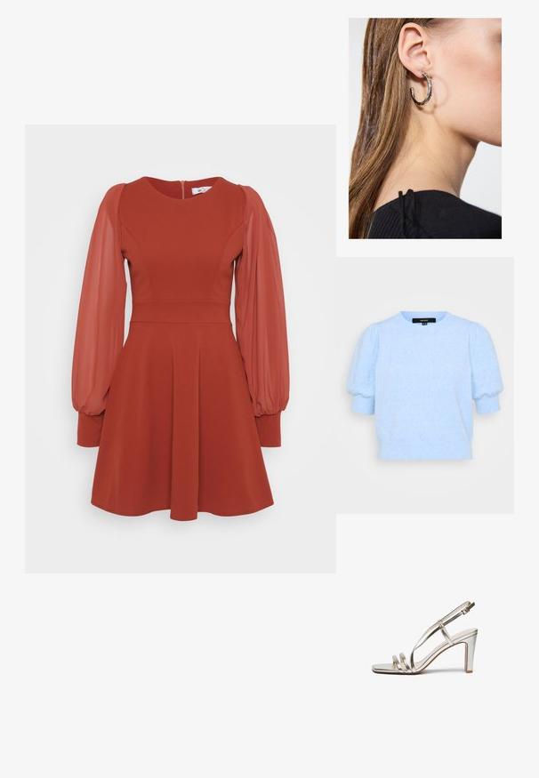 Vero Moda Petite VMDOFFY 2/4 O NECK - Osnovna majica kratkih rukava - little boy blue melange; Crvena haljina s kratkim napuhanim prozirnim rukavima, uskim tijelom, raširenim suknjom i zatvaranjem na cipzar na leđima. Napravljena od teksturiranog materijala s glatkom završnom obradom.; Metalni srebrni sandali s visokom petom i otvorenom prstima, sa tri tanke trake preko stopala i trakom za gležanj sa kopčom.; Zlatna metalik torbica s glatkom teksturom, s trokutastim zatvaranjem na preklop. Ruka koja je drži ima uredno nj njegovane nokte.; Srebrna kružna naušnica s poliranim završetkom, koja ima male zlatne detalje i okrugli oblik, nošena na uhu.
