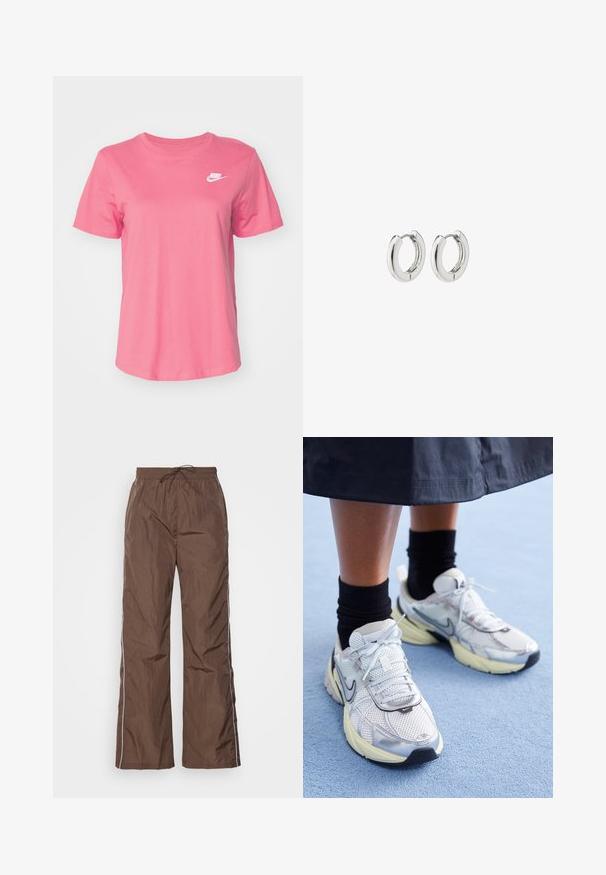 Nike Sportswear - T-shirt basic; Brązowe, lekkie spodnie z elastycznym pasem na sznurku; mają białe boczne pasy oraz luźny, szeroki krój. Gładka tekstura.; Białe i srebrne sneakersy Nike z siateczkowym materiałem, odblaskowymi akcentami i beżową podeszwą. Noszone z czarnymi skarpetkami, stojące na niebieskiej powierzchni.; Srebrne kolczyki na kółkach o polerowanym wykończeniu, z okrągłym wzorem i bezszwowymi zawiasami, charakteryzujące się gładką teksturą.