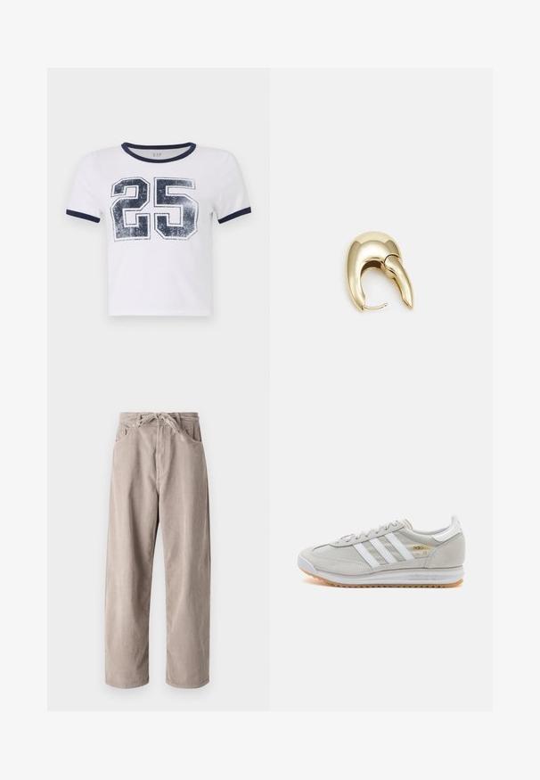 Witte katoenen t-shirt met marineblauwe geribde kraag en manchetten, met een verouderde afdruk van het nummer "25" aan de voorkant.; Beige corduroybroek met een losse pasvorm, voorzien van een tailleband met trekkoord, twee voortassen en een verticale ribbelstructuur.; Lichtgrijze sneaker van suede en mesh, met drie witte strepen, ronde neus en een gumrubberen zool. Gouden logo-accent bij de veters.; Gouden metalen oorbel met een slank, gebogen ontwerp. Beschikt over een kenmerkende puntige vorm, gepolijste oppervlakte en scharnier sluiting.