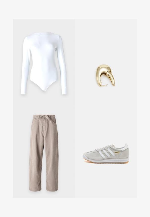 Wit lange mouwen bodysuit gemaakt van gladde, rekbare stof; heeft een ronde halslijn en een drukknoopsluiting aan de onderkant.; Beige corduroybroek met een losse pasvorm, voorzien van een tailleband met trekkoord, twee voortassen en een verticale ribbelstructuur.; Lichtgrijze sneaker van suede en mesh, met drie witte strepen, ronde neus en een gumrubberen zool. Gouden logo-accent bij de veters.; Gouden metalen oorbel met een slank, gebogen ontwerp. Beschikt over een kenmerkende puntige vorm, gepolijste oppervlakte en scharnier sluiting.