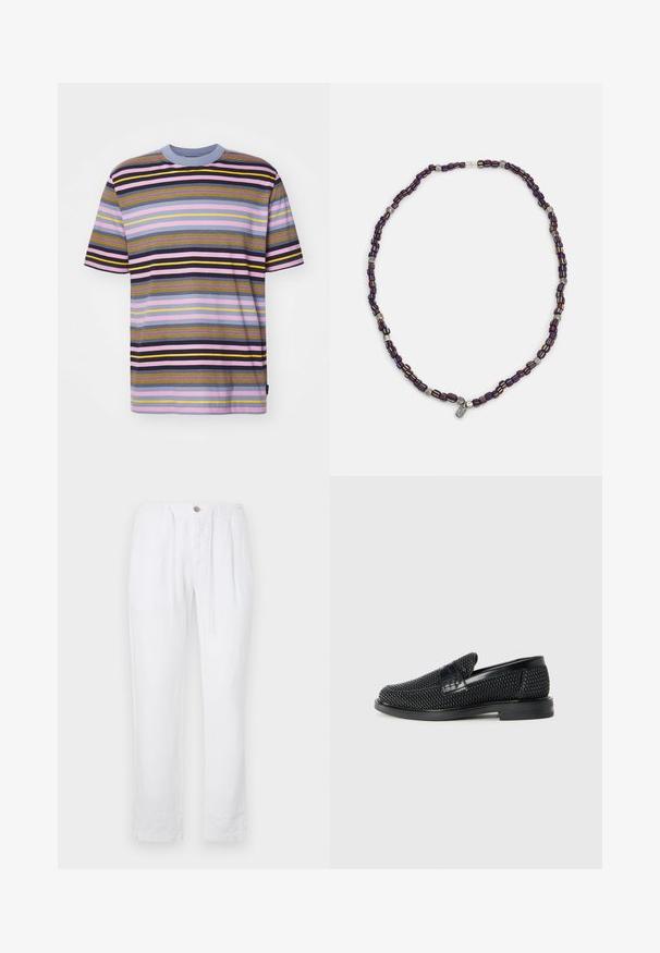 Gestreept T-shirt met korte mouwen, voorzien van horizontale lijnen in paars, zwart, geel en grijs. Ronde halslijn met een lichtblauwe rand. Zachte stof.; CLOSED VIGO TAPERED - Broek - white; Zwartegeweven instap schoenen met een glad leren accent aan de bovenkant, een ronde neusontwerp en een laag profiel rubberen zool.; Multikleurige kralenketting met donkerblauwe, rode en gele kralen, afgewisseld met zilveren accenten en een hangende charme.