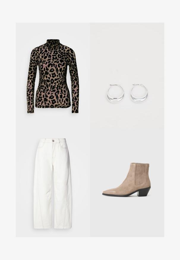 Bluzka z długim rękawem w panterkę w czarnym i beżowym kolorze, wykonana z miękkiej, teksturowanej tkaniny. Posiada wysoki dekolt i dopasowaną sylwetkę.; Białe dżinsy typu wide-leg uszyte z denimu z widocznym przeszyciem. Posiadają zapięcie na guzik oraz delikatną fakturę. Kieszenie z przodu.; Beżowe zamszowe botki do kostki z wąskim noskiem i formowanym obcasem, z pionowymi przeszyciami po bokach.; Srebrne kolczyki w kształcie kółek o polerowanej powierzchni z logo DKNY, wyeksponowane na jednolitym białym tle.