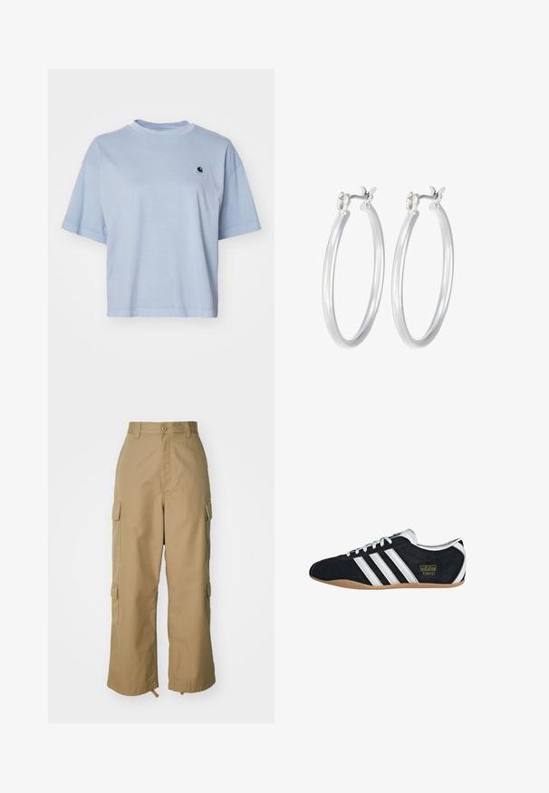 Carhartt WIP NELSON - T-shirts basic - dusty ice; Beige cargo bukser med høj talje, brede ben og fire store sidelommer. Fremstillet af slidstærkt stof med en glat tekstur og minimal detaljering.; Sort ruskinds sneaker med hvide tre striber, guldlogo og en brun gummisål. Har et lavprofil snørebåndsdesign.; Sølv hoop øreringe med en glat, poleret overflade. Rund form og sikker klik-lukning. Letvægtsdesign, der er velegnet til hverdagsbrug.