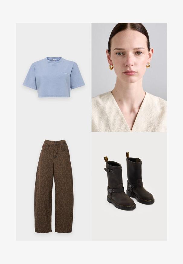 Κοντομάνικο ελαφρύ μπλε μπλουζάκι από μαλακό ύφασμα, με στρογγυλή λαιμόκοψη και μικρή γραφιστική εκτύπωση μπροστά.; Καφετί λεοπάρ μοτίβο παντελόνι τύπου wide-leg με ψηλή μέση, κλείσιμο με κουμπί και δύο μπροστινές τσέπες. Φτιαγμένο από τζιν ύφασμα με λεία υφή.; Σκούρες καφέ δερμάτινες μπότες με σχέδιο μέχρι το γόνατο, κίτρινα ραφές, ρυθμιζόμενες ιμάντες με αγκράφα και τράπεζες στο επάνω μέρος. Υφασμάτινη υφή.; Χρυσά σκουλαρίκια κρίκοι με λείο φινίρισμα, φορεμένα από ένα άτομο με ανοιχτόχρωμο δέρμα, με κορυφή από υφασμάτινη κρέμα με υφή και σχέδιο V.