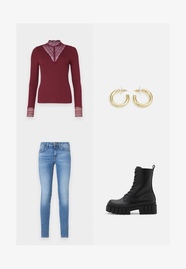 ONLY ONLTILDE HIGH NECK - Pitkähihainen paita - burgundy; Slim-fit vaaleansiniset farkut, joissa on keski-korkea vyötärö, edessä nappikiinnitys ja viisi taskua.; Mustat nahka nilkkurit, joissa on paksut, uritetut pohjat, nauhakiinnitys edessä ja vetotappi sileällä valkoisella taustalla.; Kultaketjut kullasta, joissa on sileä, kiiltävä pinta. Pyöreä muotoilu, jossa on pieni tappi ja kirkas taustalevy turvalliseen käyttöön.