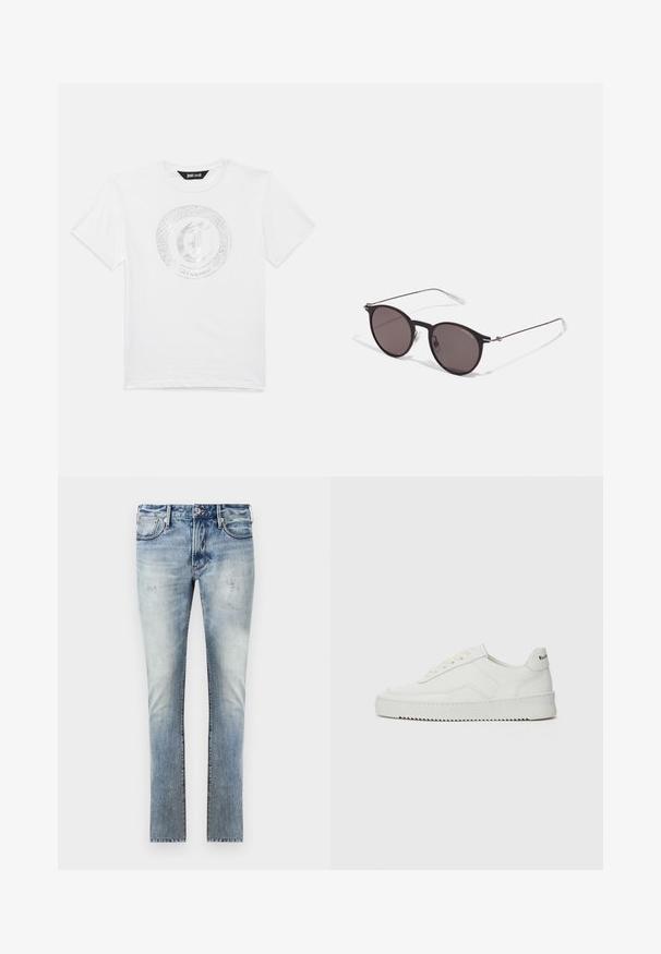 Biele tričko s krátkym rukávom a okrúhlym výstrihom, na prednej strane s logom strieborného kruhového hada a písmenom "J" spolu s textom "Just Cavalli".; Svetlomodré denimové nohavice s vyblednutým povrchom, úzky strih, päť vreciek a kontrastné prešitie na švoch.; Biele kožené tenisky s hladkým povrchom, okrúly špičkový dizajn, ploché šnúrky a textúrovaná podrážka. Obsahujú jemné logo na päte.; Čierne okrúhle slnečné okuliare s tmavými sklami a tenkými kovovými ramenami. Obsahujú priehľadné konce rámov a strieborné akcenty na pántoch. Minimalistický dizajn.