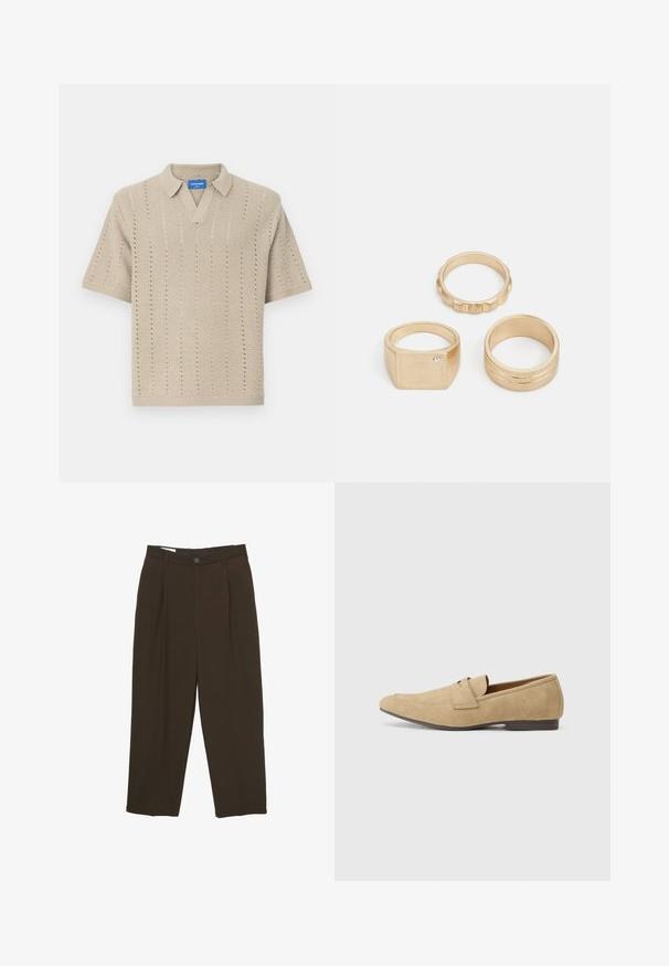 Polo shirt a maniche corte beige in maglia con scollatura a V, motivi a righe verticali e bordi a costine. Tessuto leggero e testurizzato.; Pantaloni sartoriali marrone scuro con pinces frontali, passanti per cintura e chiusura a bottone in vita.; Mocassini in suede beige con una leggera lucentezza, caratterizzati da una punta rotonda, design slip-on e un tacco basso marrone. Dettaglio di cuciture sobrie.; Tre anelli d'oro: un anello a forma quadrata con una piccola pietra, un cerchio testurizzato con righe e un cerchio liscio e lucido con due scanalature.
